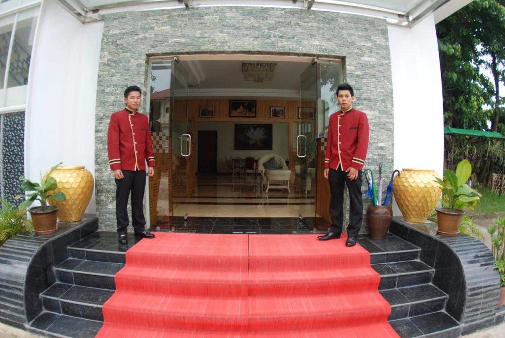 Holiday Hotel Yangon Extérieur photo