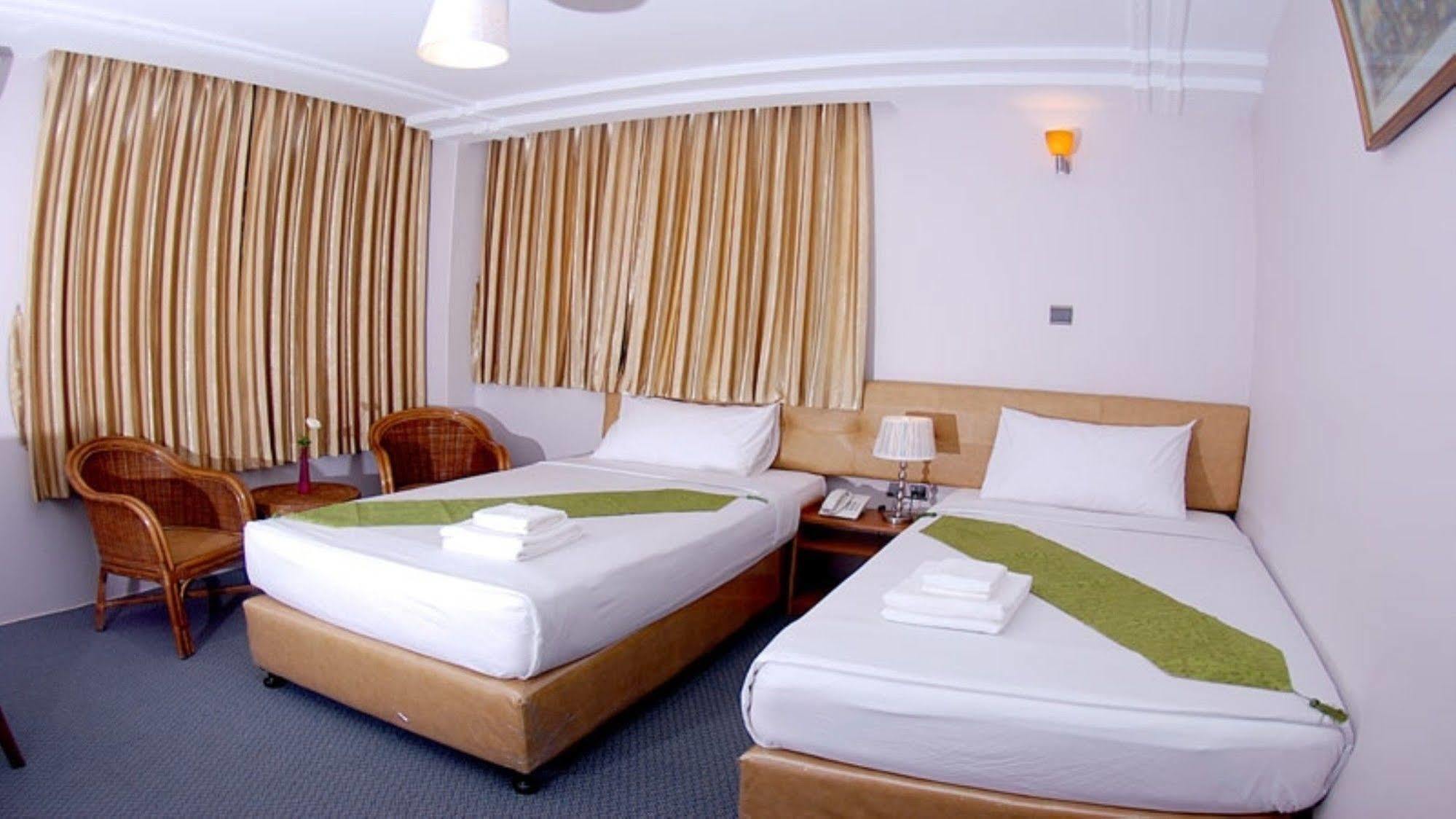 Holiday Hotel Yangon Extérieur photo
